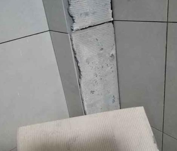 珠山瓷砖空鼓维修公司分享下厨房瓷砖脱落的补救措施。